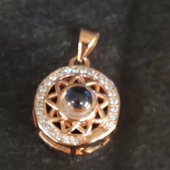 Rose Gold "I Love You" in 100 Languages Projection Pendant - Picture 1 of 6